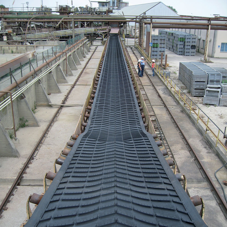 Chevron conveyor belts